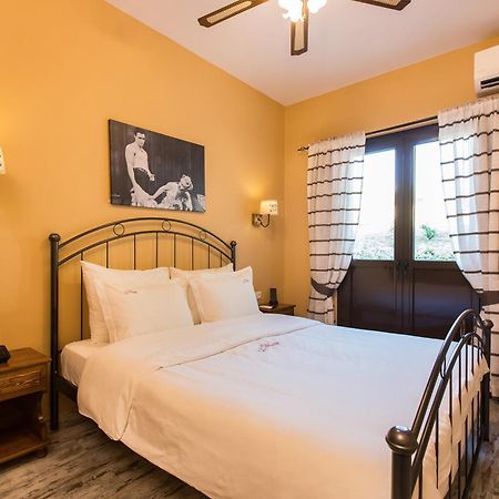 קאלאבאקה Theatro Hotel Odysseon חדר תמונה